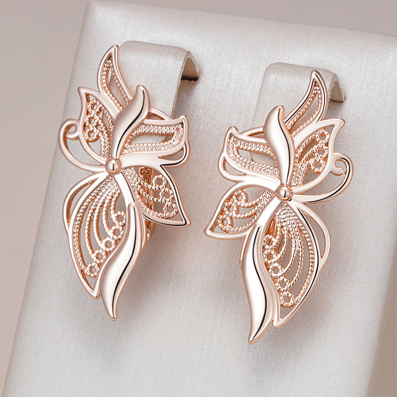 Elegant Flower Earrings in Gold