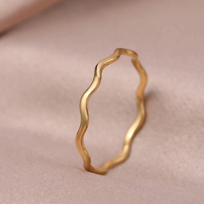 Elegant Wavy Gold Ring