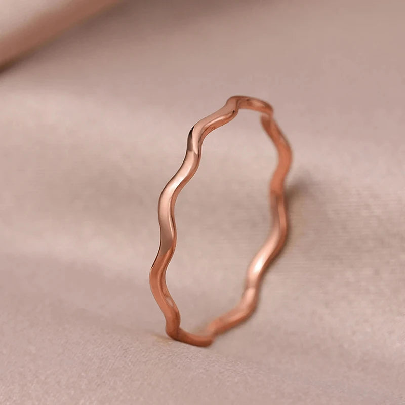 Elegant Wavy Gold Ring